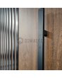 LIM RAIL6 - aluminiowe drzwi wejściowe z czarnymi pionowymi listwami wykonanymi z profili aluminiowych
