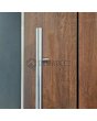 LIM V22 - aluminiowe drzwi wejściowe pokryte białą teksturą kamienia skalnego